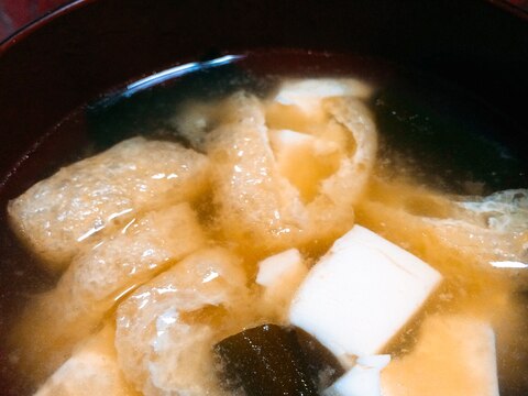 豆腐とワカメと油揚げのお味噌汁
